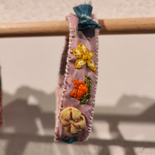 Carica l'immagine nel visualizzatore di Gallery, Bracciale di seta ricamati - pezzo unico
