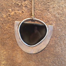 Carica l'immagine nel visualizzatore di Gallery, Collana lunga con pendente mezza luna in ottone smaltato
