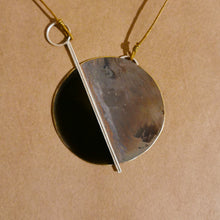 Carica l'immagine nel visualizzatore di Gallery, Collana lunga con pendente in ottone smaltato
