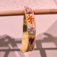 Carica l'immagine nel visualizzatore di Gallery, Bracciale di seta ricamati - pezzo unico
