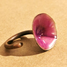 Carica l'immagine nel visualizzatore di Gallery, Anello in ottone smaltato conico -  pezzo unico
