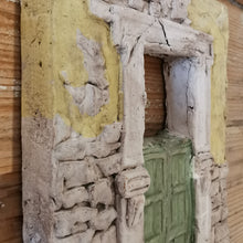 Carica l&#39;immagine nel visualizzatore di Gallery, Bassorilievo in terracotta di porta/finestra da appendere - Pezzo Unico
