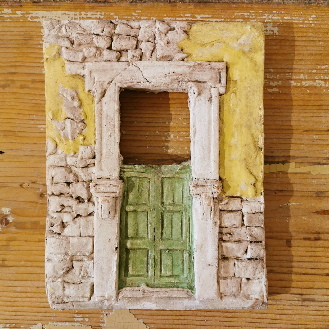 Bassorilievo in terracotta di porta/finestra da appendere - Pezzo Unico