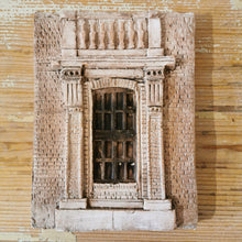 Carica l&#39;immagine nel visualizzatore di Gallery, Bassorilievo in terracotta di porta/finestra da appendere - Pezzo Unico
