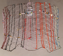 Carica l&#39;immagine nel visualizzatore di Gallery, Lampada con con perline di vetro e fili di lana- Pezzo unico
