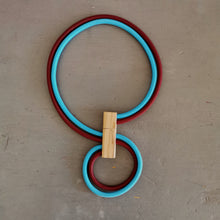 Carica l&#39;immagine nel visualizzatore di Gallery, Collana girocollo (mobile) in cavo elettrico rivestito e legno
