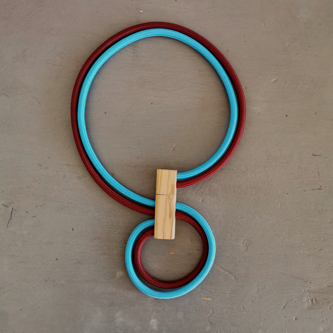 Collana girocollo (mobile) in cavo elettrico rivestito e legno