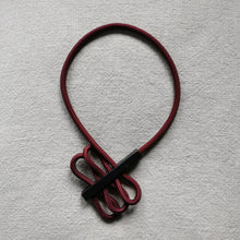 Carica l&#39;immagine nel visualizzatore di Gallery, Collana girocollo Onde in cavi elettrici rivestiti e legno
