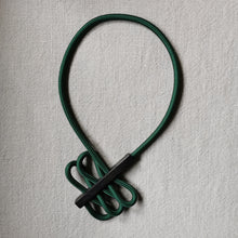 Carica l&#39;immagine nel visualizzatore di Gallery, Collana girocollo Onde in cavi elettrici rivestiti e legno
