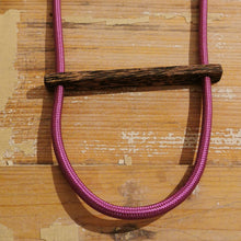Carica l&#39;immagine nel visualizzatore di Gallery, Collana in cavo elettrico rivestito e legno
