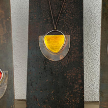 Carica l&#39;immagine nel visualizzatore di Gallery, Collana lunga con pendente mezza luna in ottone smaltato
