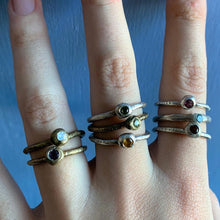 Carica l'immagine nel visualizzatore di Gallery, Anello in bronzo con pietra - Pezzo Unico
