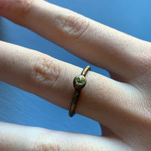Carica l'immagine nel visualizzatore di Gallery, Anello in bronzo con pietra - Pezzo Unico
