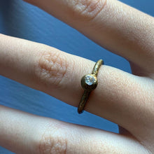 Carica l'immagine nel visualizzatore di Gallery, Anello in bronzo con pietra - Pezzo Unico
