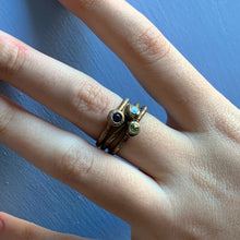 Carica l'immagine nel visualizzatore di Gallery, Anello in bronzo con pietra - Pezzo Unico
