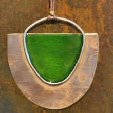 Carica l&#39;immagine nel visualizzatore di Gallery, Collana lunga con pendente mezza luna in ottone smaltato
