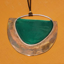 Carica l&#39;immagine nel visualizzatore di Gallery, Collana lunga con pendente mezza luna in ottone smaltato
