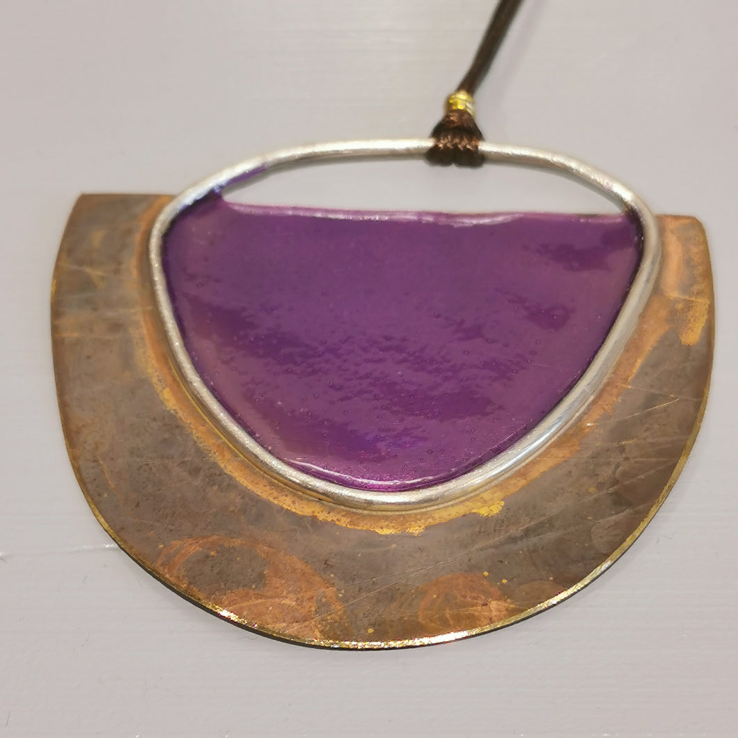 Collana lunga con pendente mezza luna in ottone smaltato
